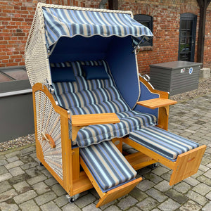 Strandkorb Prieß Modell Meister Lärche Holz mit taupe PE Geflecht und hellblau-blau-creme Dessin, 135 cm.