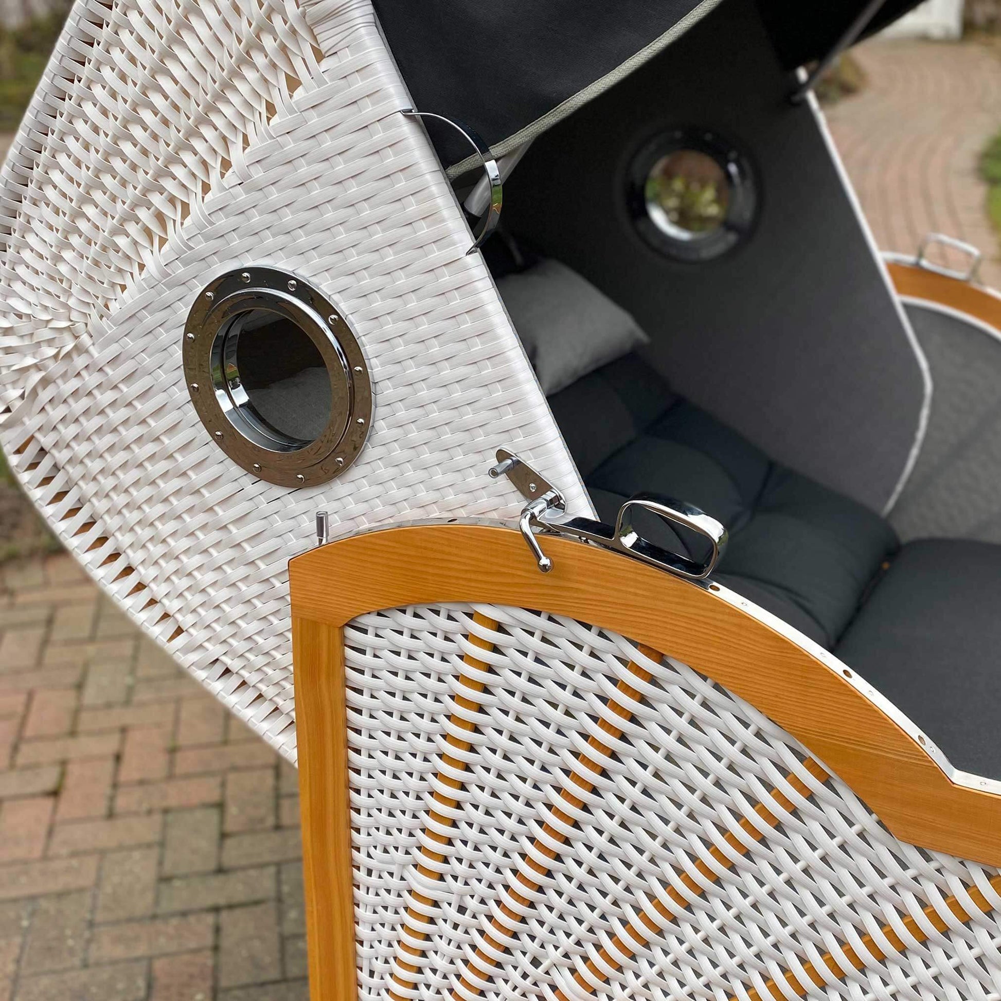 7045 Strandkorb Prieß, Modell Meister mit weißem Geflecht und Holzrahmen im Detail
