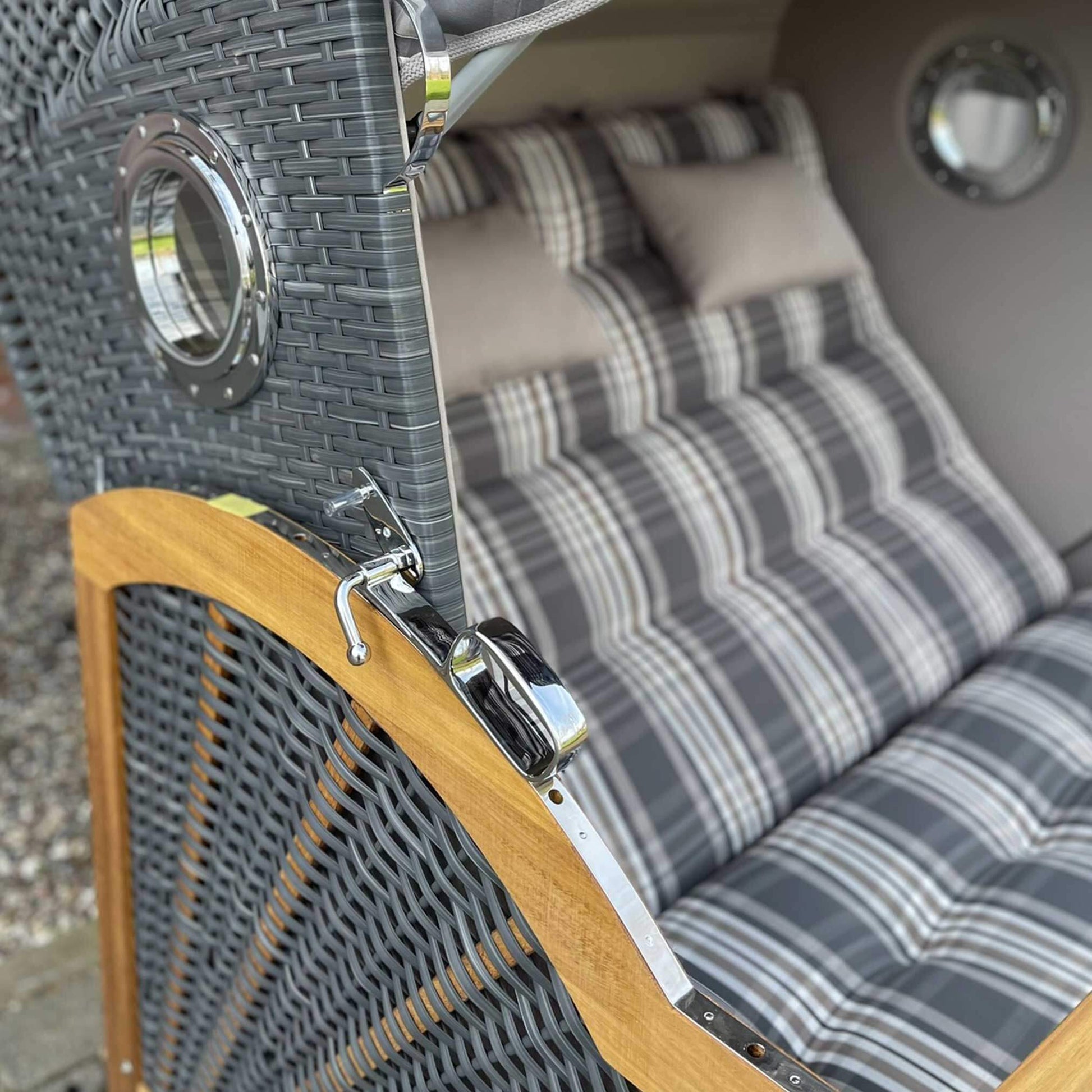Strandkorb Prieß Modell Meister Iroko Holz mit anthrazit PE Geflecht und hellgrau gestreiftem Dessin, detailiertes Bild.
