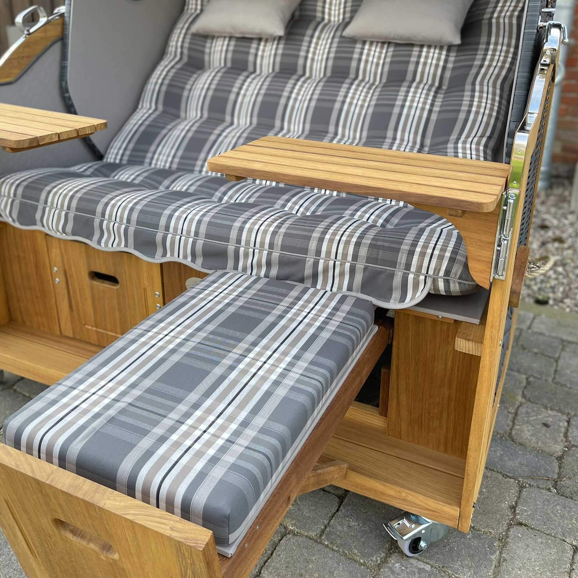 Strandkorb Prieß Modell Meister Iroko Holz mit anthrazit PE Geflecht und hellgrau gestreiftem Bezug, 150 cm.