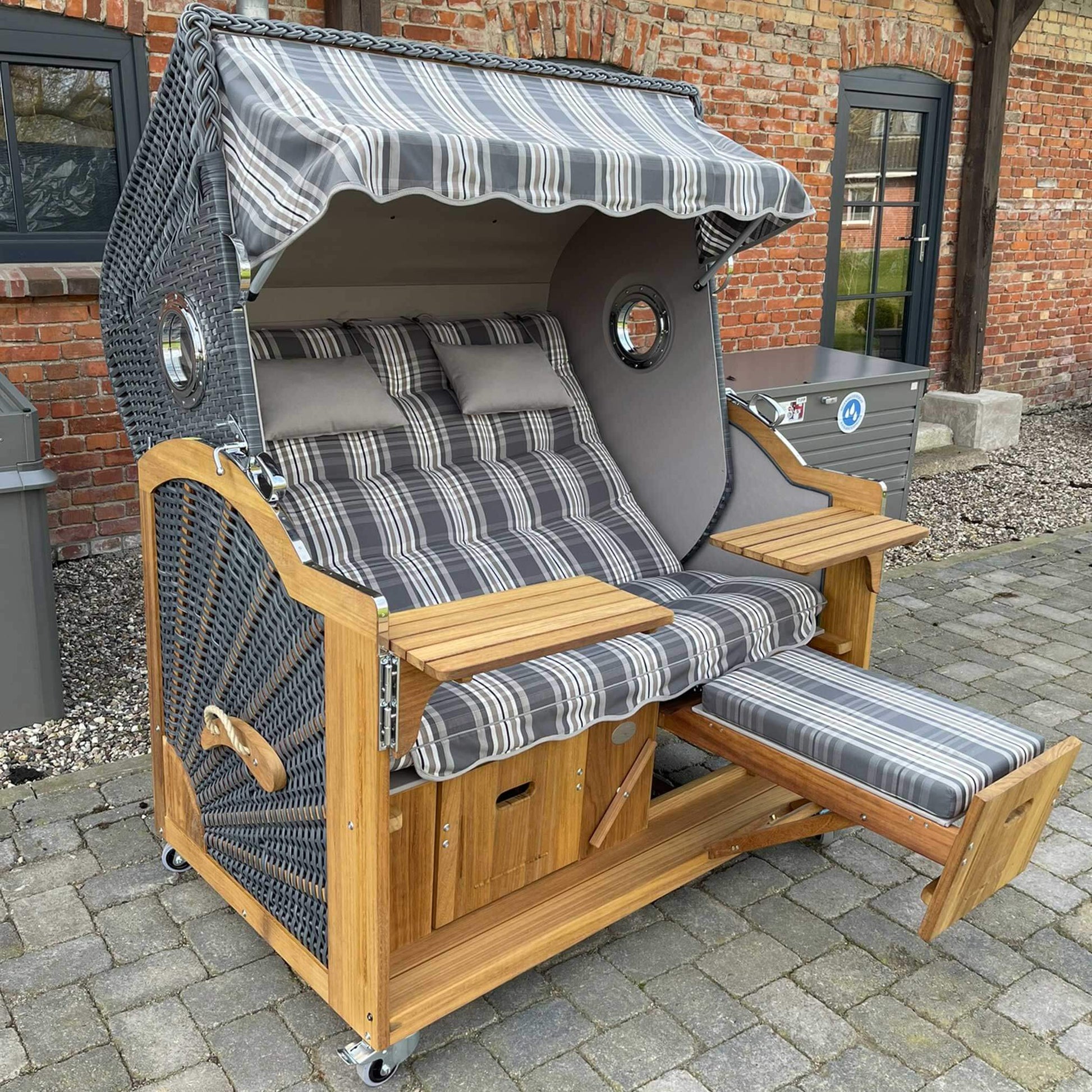 Strandkorb Prieß Modell Meister Iroko Holz mit anthrazit PE Geflecht und hellgrauen Streifen, 150 cm, bequemer Sitz.