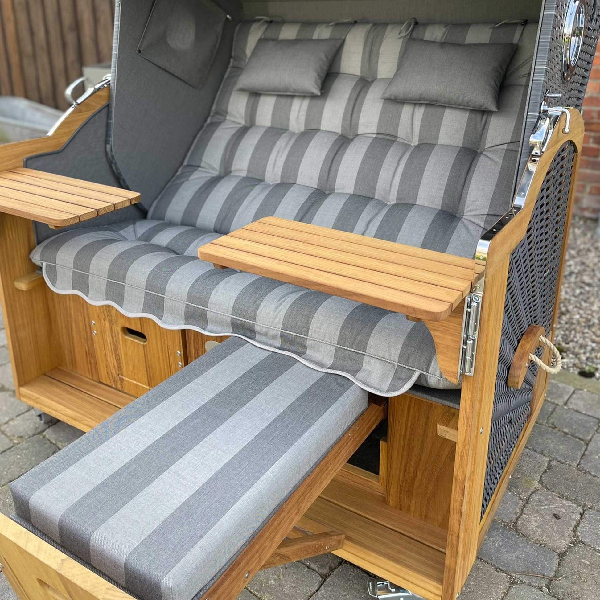 Strandkorb Prieß, Meister Modell, Iroko Holz, anthrazit PE Geflecht, hellgraue Streifenpolster, gemütlicher Sitzbereich