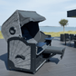 Strandkorb Prieß Modell Meister 7028 aus Lärchenholz schwarz mit dunkelgrauem PE-Geflecht und Liegefunktion auf Terrasse am Meer