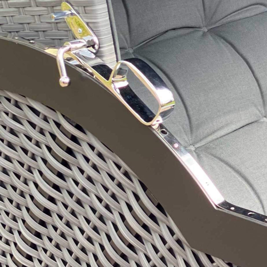 Detailaufnahme Strandkorb schwarz Modell Meister, Metallgriff und PE Geflecht dunkelgrau mit gepolsterter Sitzfläche