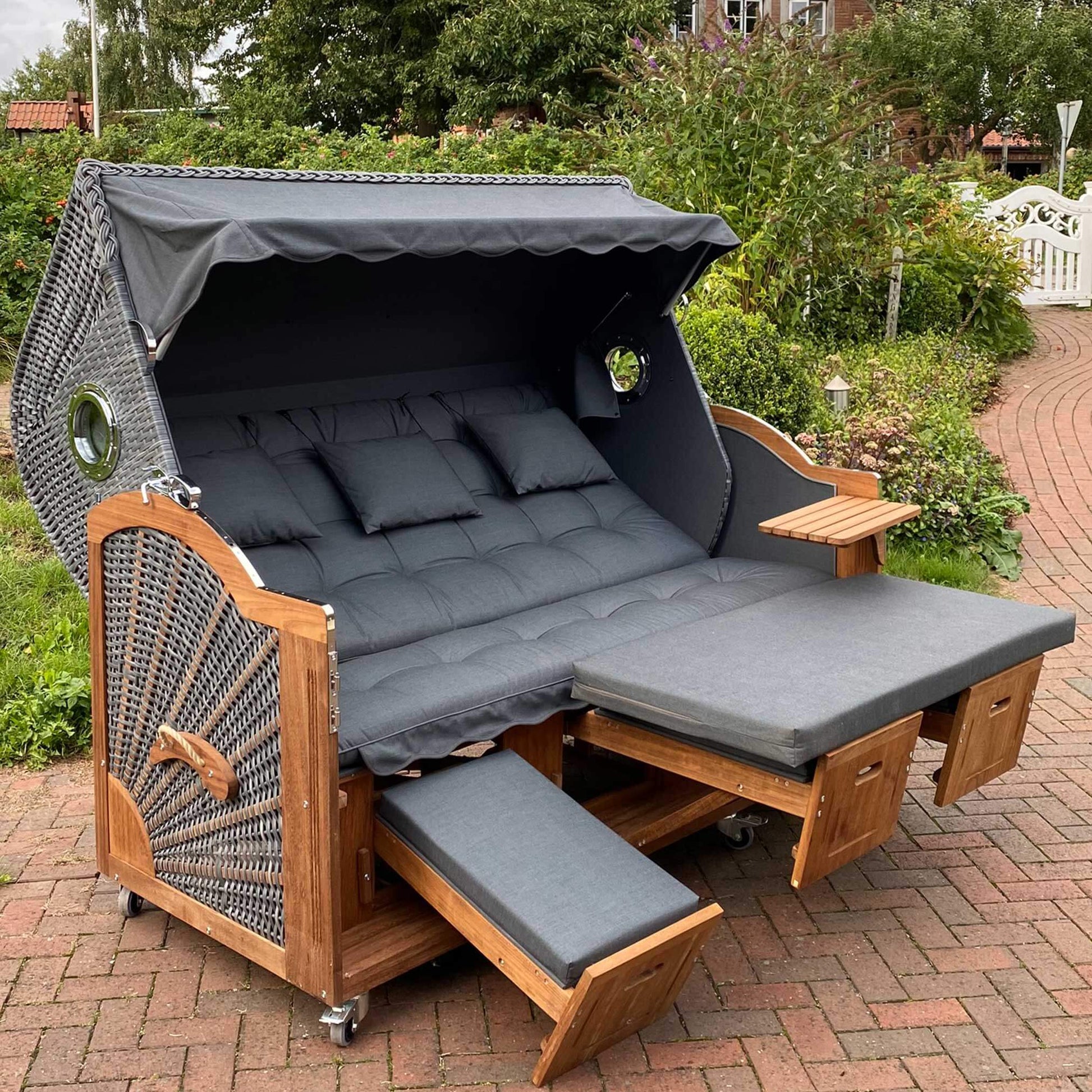 7039 Strandkorb Prieß Modell Meister, Foto zeigt Iroko Holz, PE Geflecht dunkelgrau, Größe wählbar, Stoffdessin grau im Garten