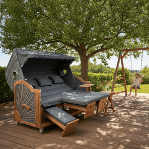 7039 Strandkorb Prieß Modell Meister, Foto zeigt Iroko Holz, PE Geflecht dunkelgrau, Größe wählbar, Stoffdessin grau auf Terrasse