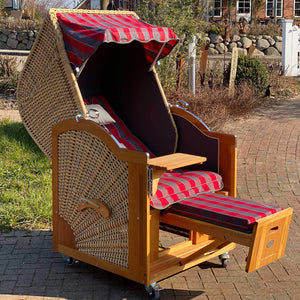 Strandkorb Prieß Modell Meister aus Lärchenholz mit PE Geflecht in naturoptik und gestreiftem Stoffdessin.