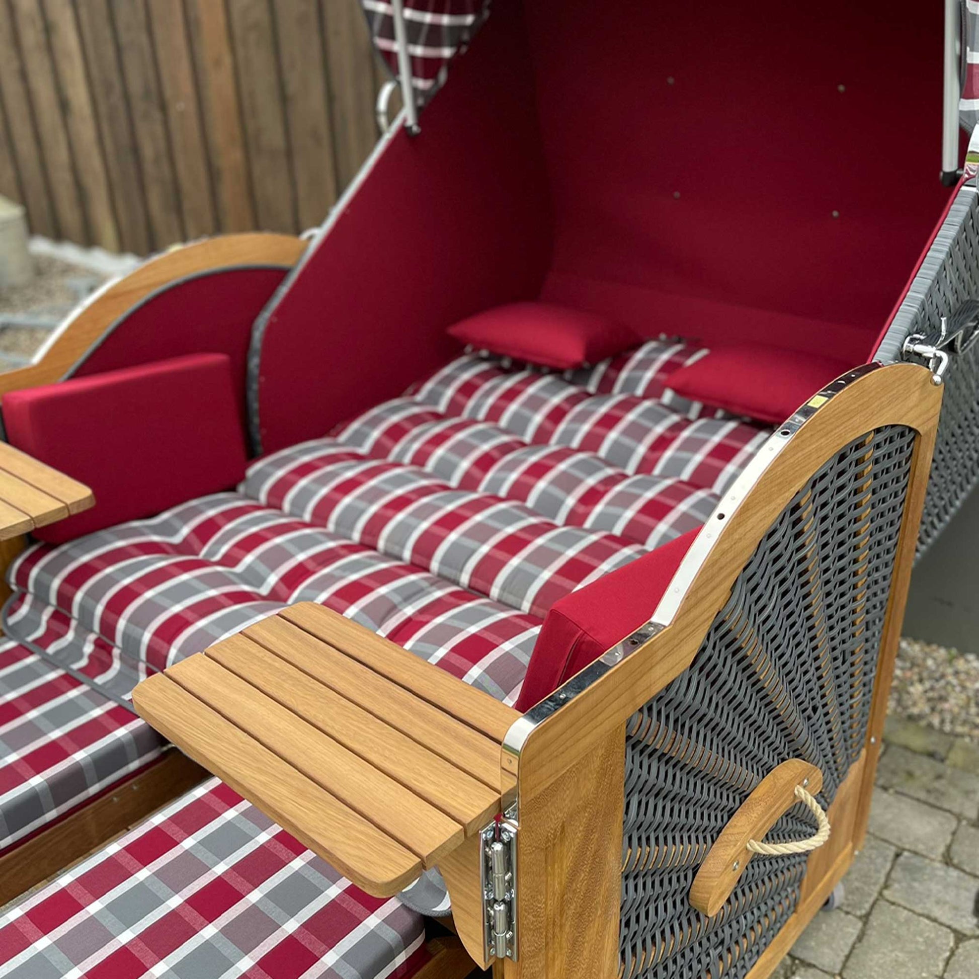 7046 Strandkorb Prieß Modell Meister, luxuriöser Strandkorb mit Holzdetails und gestreiftem Design.
