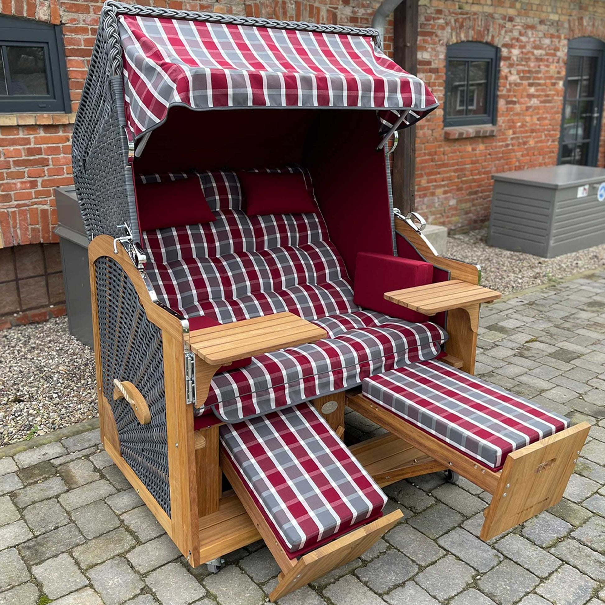 7046 Strandkorb Prieß Modell Meister aus Iroko Holz mit gestreiftem Bezug und Fußablagen im Garten