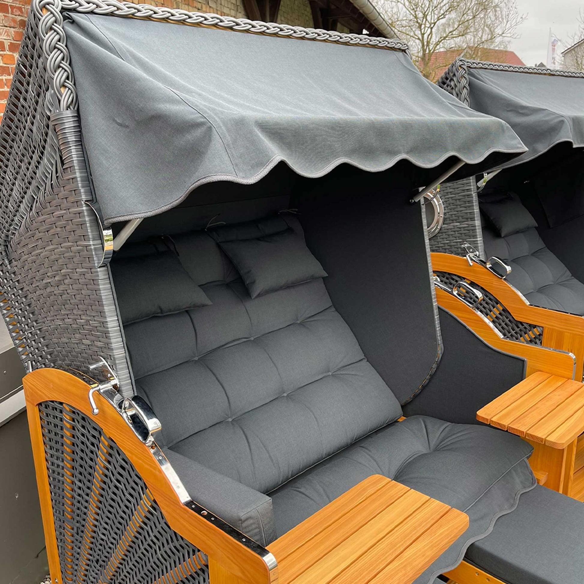 Strandkorb Prieß, Modell Meister mit anthrazitfarbenem Geflecht und gepolsterten Sitzen, luxuriöse Gartenmöbel.