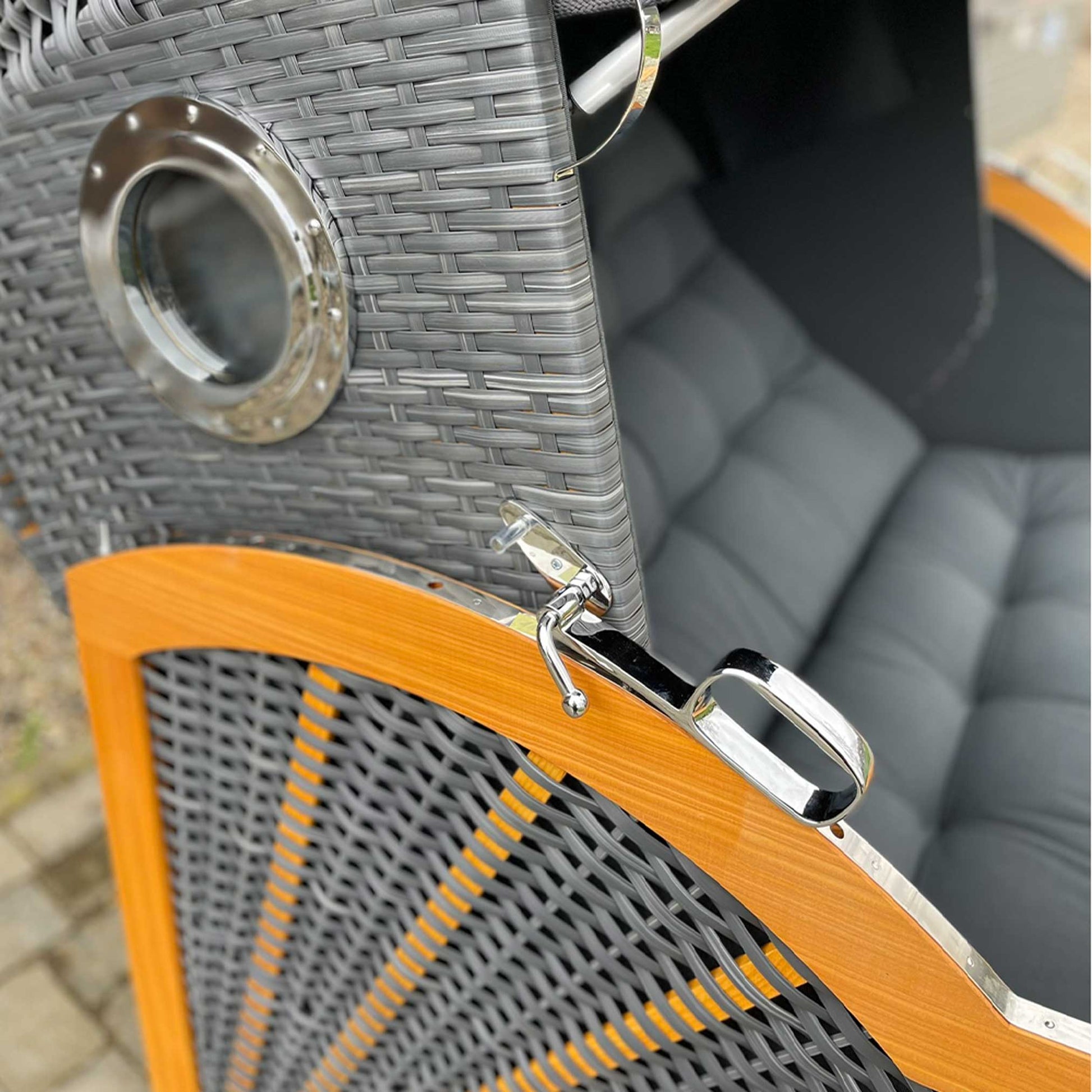 Detailansicht vom Strandkorb Prieß, Modell Meister mit anthrazit PE Geflecht und Lärche Holz, elegant und stilvoll.