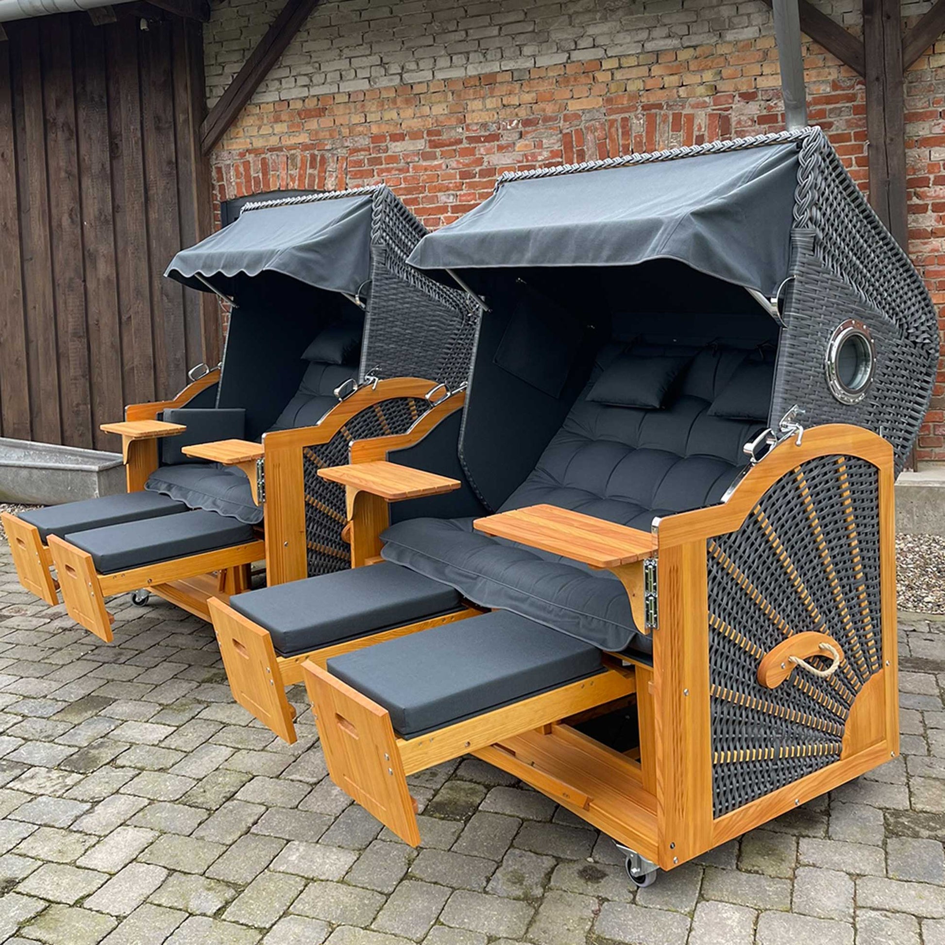 Strandkorb Prieß Modell Meister, Lärche Holz, anthrazit PE Geflecht, zwei Strandkörbe mit Fußlehnen und Sonnendächern