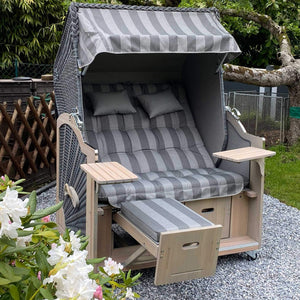 Strandkorb Prieß Modell Meister mit Lärche Holz, anthrazit Stoffdessin und taupe PE Geflecht im Garten.