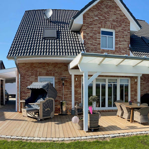 Strandkorb Prieß, Modell Meister auf einer modernen Terrasse eines Hauses mit Holzdeck und Garten.