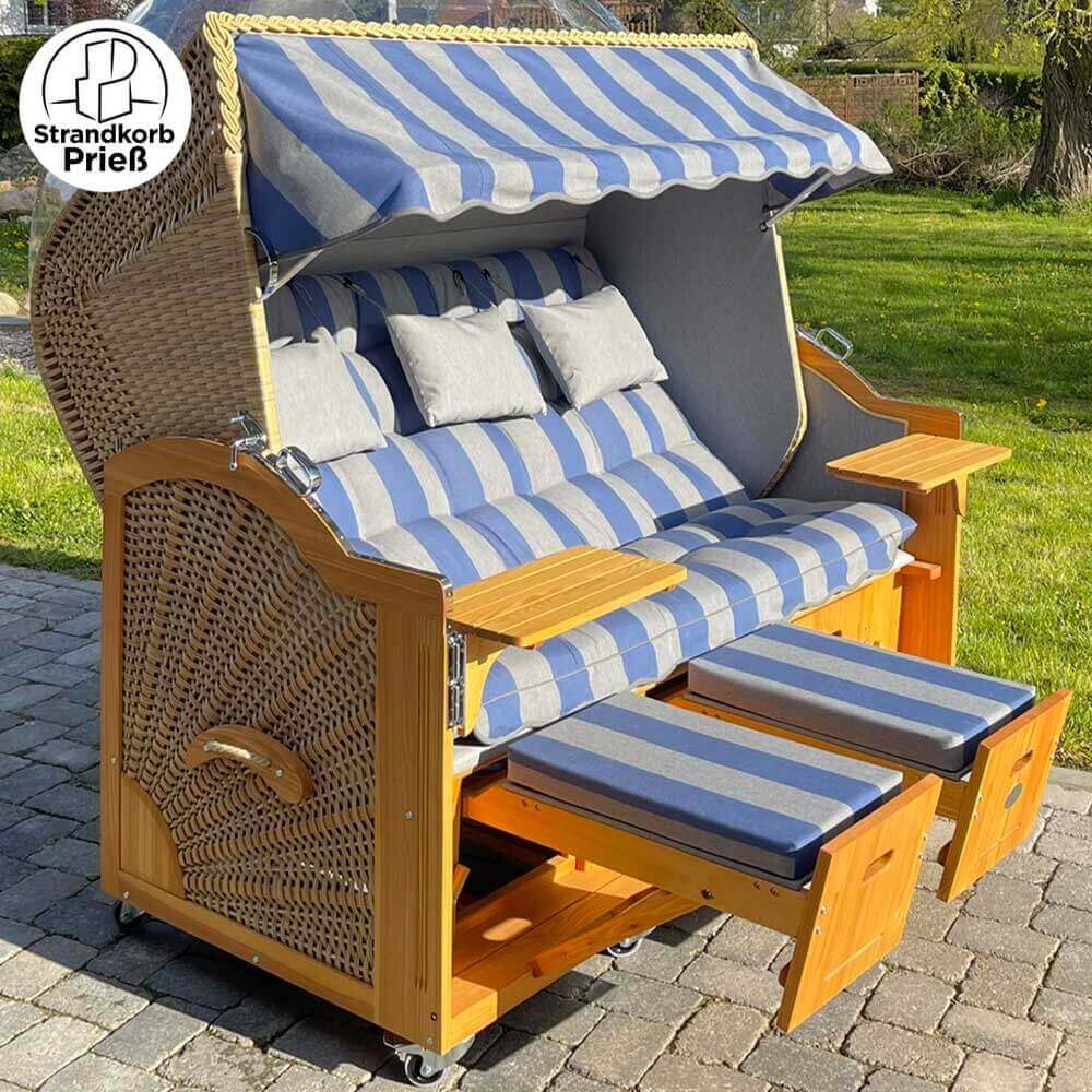 Strandkorb Prieß Meister Lärche Holz mit gestreiftem Stoffdessin und ausziehbaren Fussstützen, ideal für den Außenbereich.