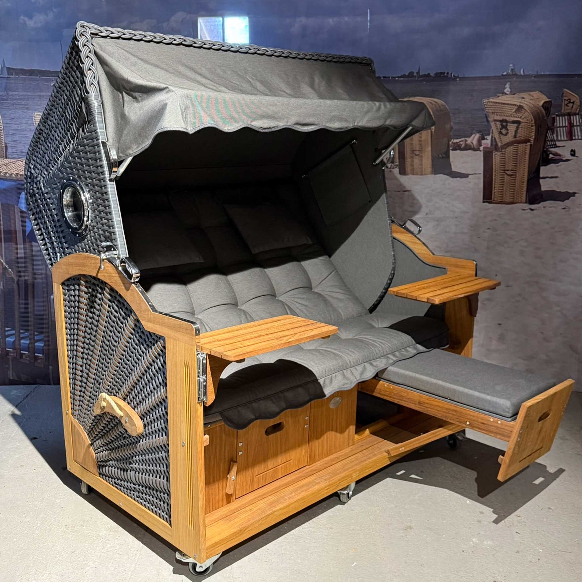 Strandkorb Prieß Modell Meister A102, Iroko Holz mit dunkelgrauem PE-Geflecht und Liegefunktion, Komplettpaket 170 cm