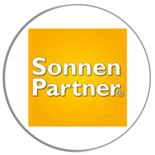Logo vom Strandkorbhersteller Sonnenpartner aus Bielefeld. Orangfarbenes Quadrat mit Schriftzug getrennt Sonnen und in der zweiten Reihe Partner mit Copright in weissen Buchstaben 