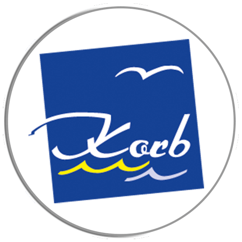Logo von der Strandkorbfabrik Heringsdorf Möwen auf dem Meer mit Schrift und einem blauen Quadrat hinterlegt