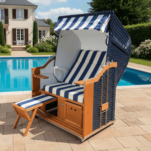 Strandkorb Sonnenpartner Modell Classic blau weiß mit PVC-Innenfolie und Fahrrollen am Pool im Garten vor Haus