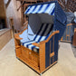 Strandkorb Sonnenpartner Modell Classic PVC in blau mit Holz lasiert, gestreiftes Design in blau grau weiß.