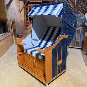 Strandkorb Sonnenpartner Modell Classic PVC in blau mit Holz lasiert, gestreiftes Design in blau grau weiß.