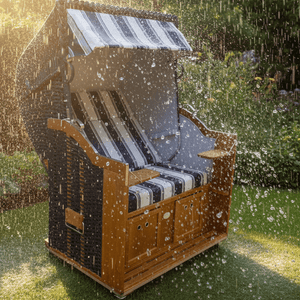 Strandkorb Sonnenpartner Modell Classic PVC blau mit Holz lasiert, im Regen, Gartenaufnahme.