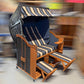 Strandkorb Sonnenpartner Modell Classic mit anthrazit Geflecht und braun-grauem Dessin, 2-Sitzer mit verstellbaren Fußstützen.