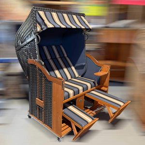 Strandkorb Sonnenpartner Modell Classic mit anthrazit Geflecht und braun-grauem Dessin, 2-Sitzer mit verstellbaren Fußstützen.