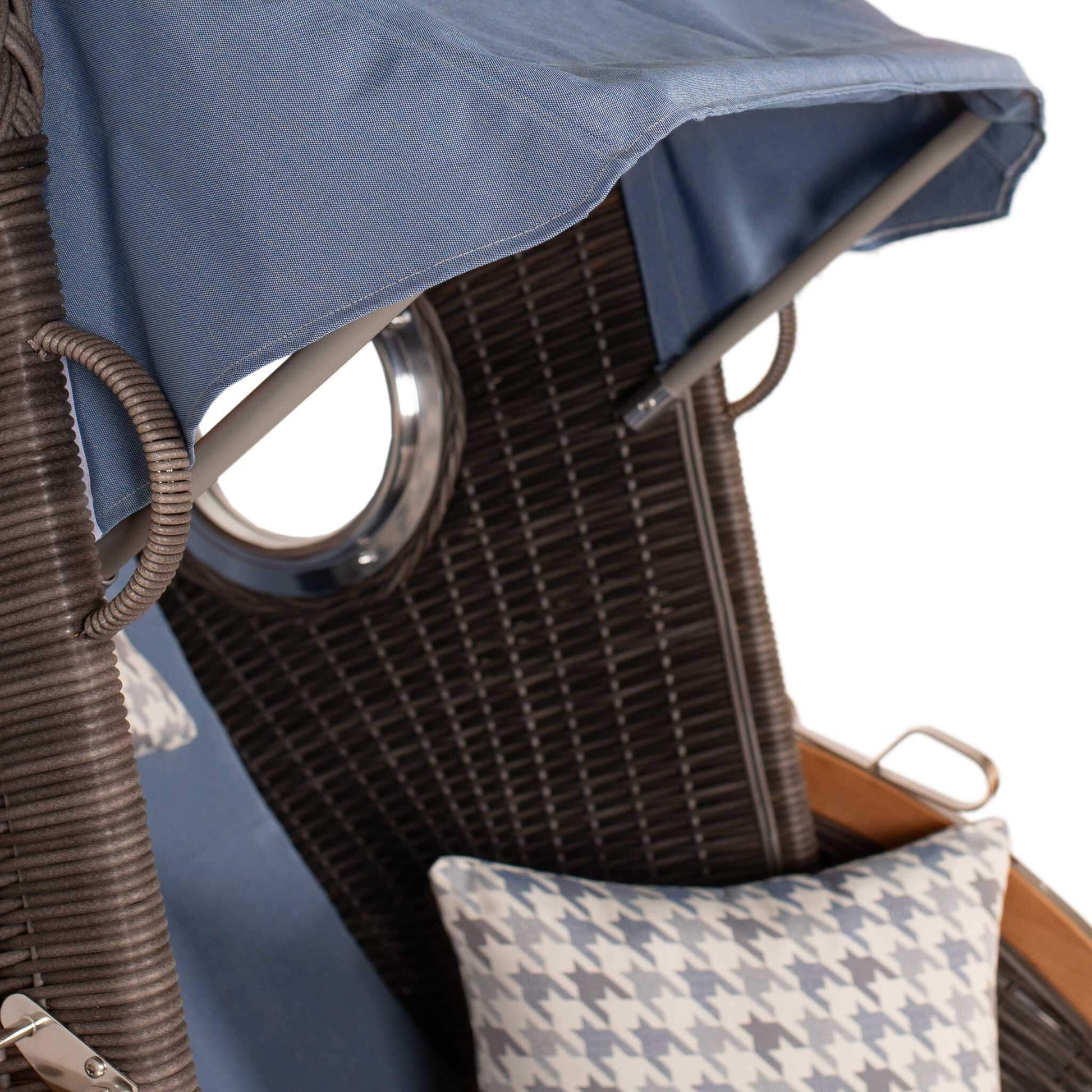 Strandkorb deVries PURE Seemöwe Teak 1-Sitzer mit Bullauge, blauem Sonnendach und Kissen im Dessin 509 blau Muster