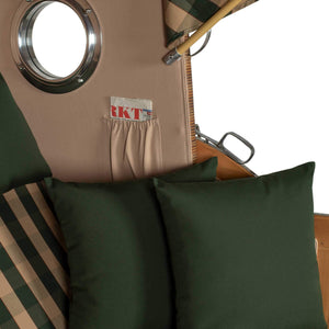 Detailansicht des Strandkorbs Mr. Deko Düne Grande mit Bullaugen, Kissen und Teakholz.