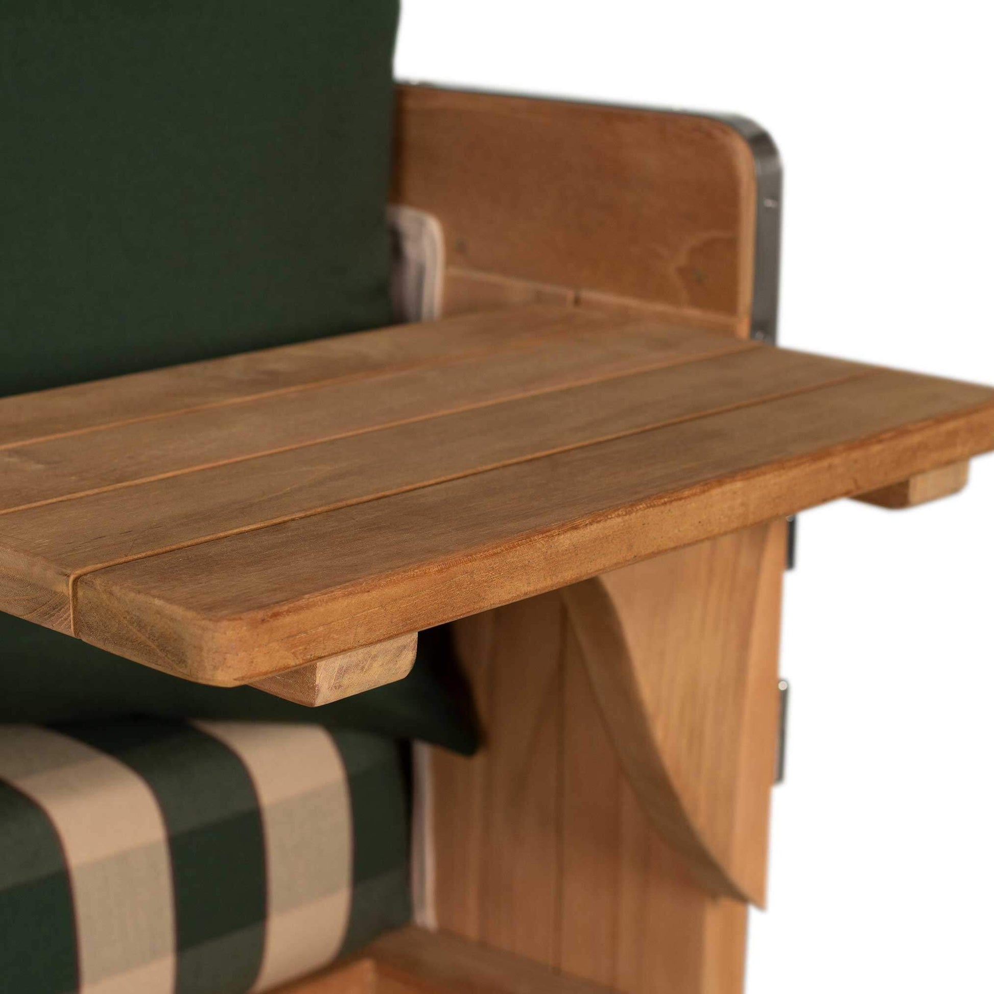 Detailansicht des Strandkorb Düne Grande mit Teak-Holzarmlehne und gemütlicher Polsterung.