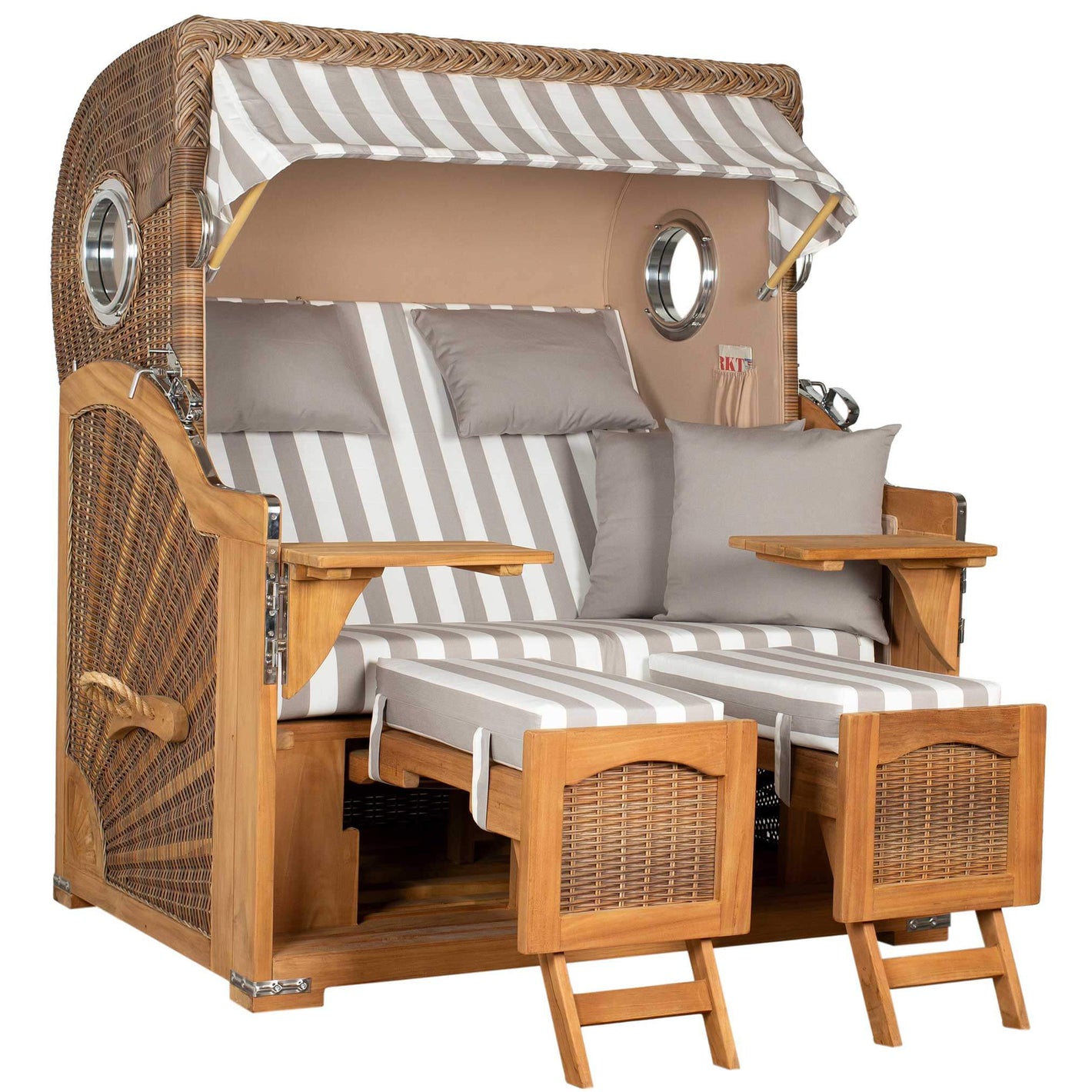 Strandkorb Mr. Deko Düne Grande Bullaugen Teak PE banana 2,5-Sitzer mit gestreiften Kissen und Holzdetails.