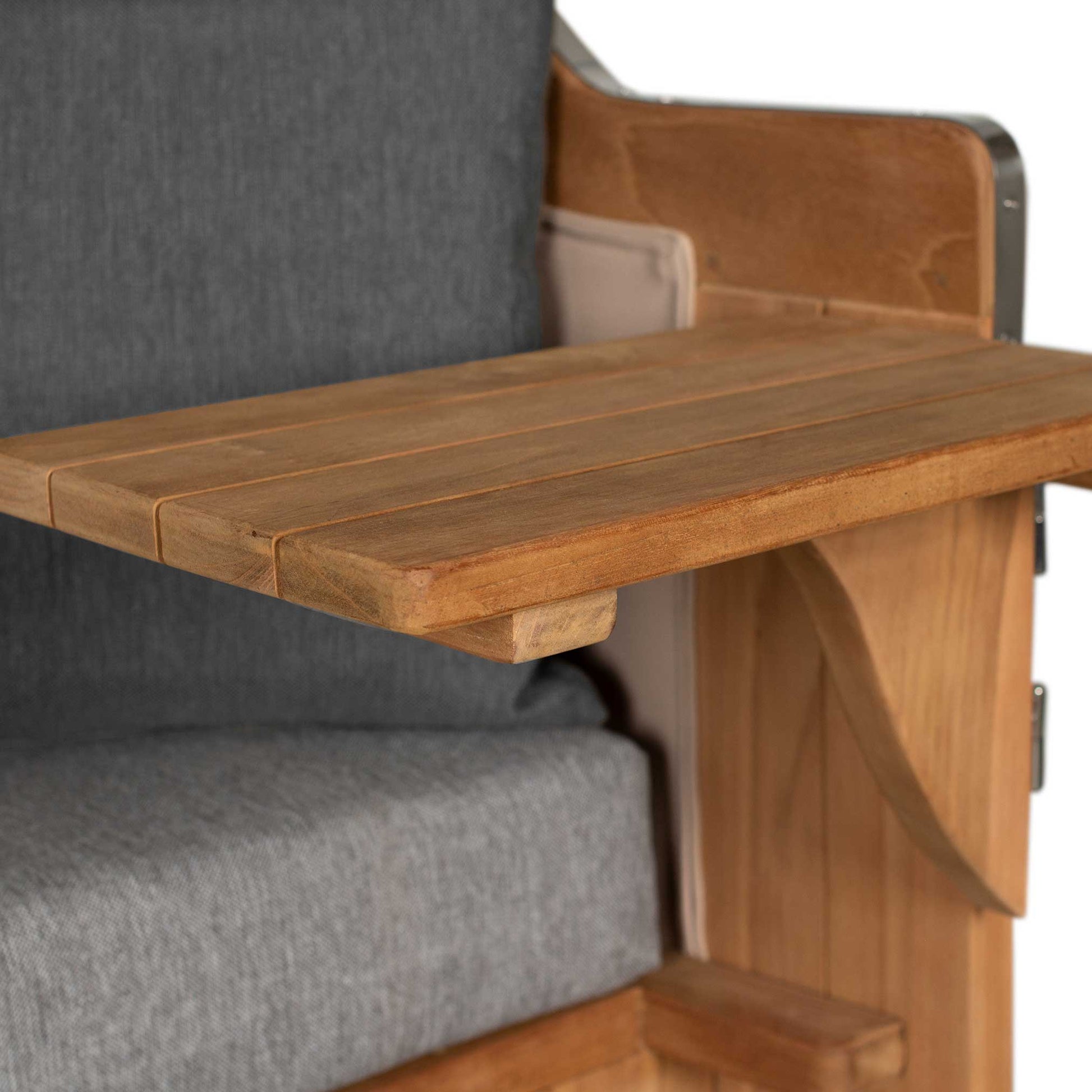 Detailansicht des Holzarmlehnen des Strandkorbs Mr. Deko Düne Grande Bullaugen Teak PE banana 2,5-Sitzer.