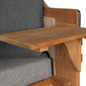 Detailansicht des Holzarmlehnen des Strandkorbs Mr. Deko Düne Grande Bullaugen Teak PE banana 2,5-Sitzer.