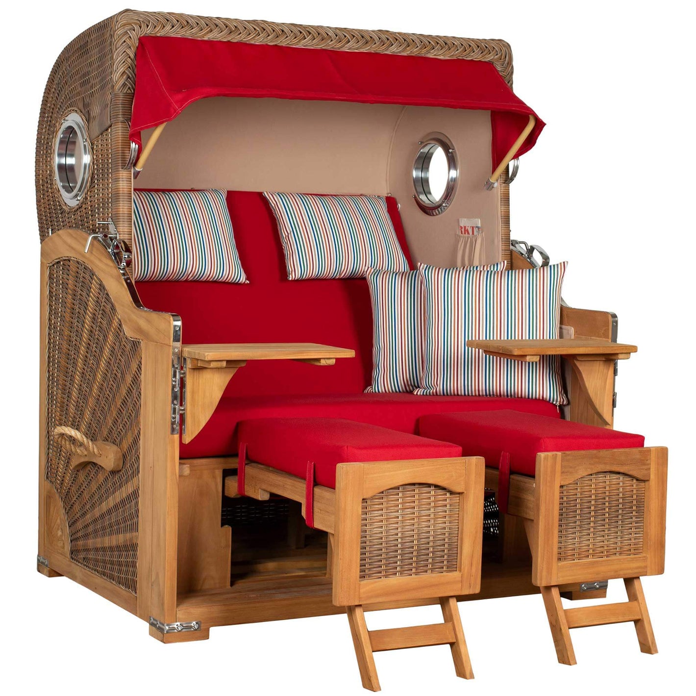 Strandkorb Mr. Deko Düne Grande Bullaugen Teak PE banana 2,5-Sitzer mit rot-gestreiften Kissen und ausziehbaren Fußbänken.