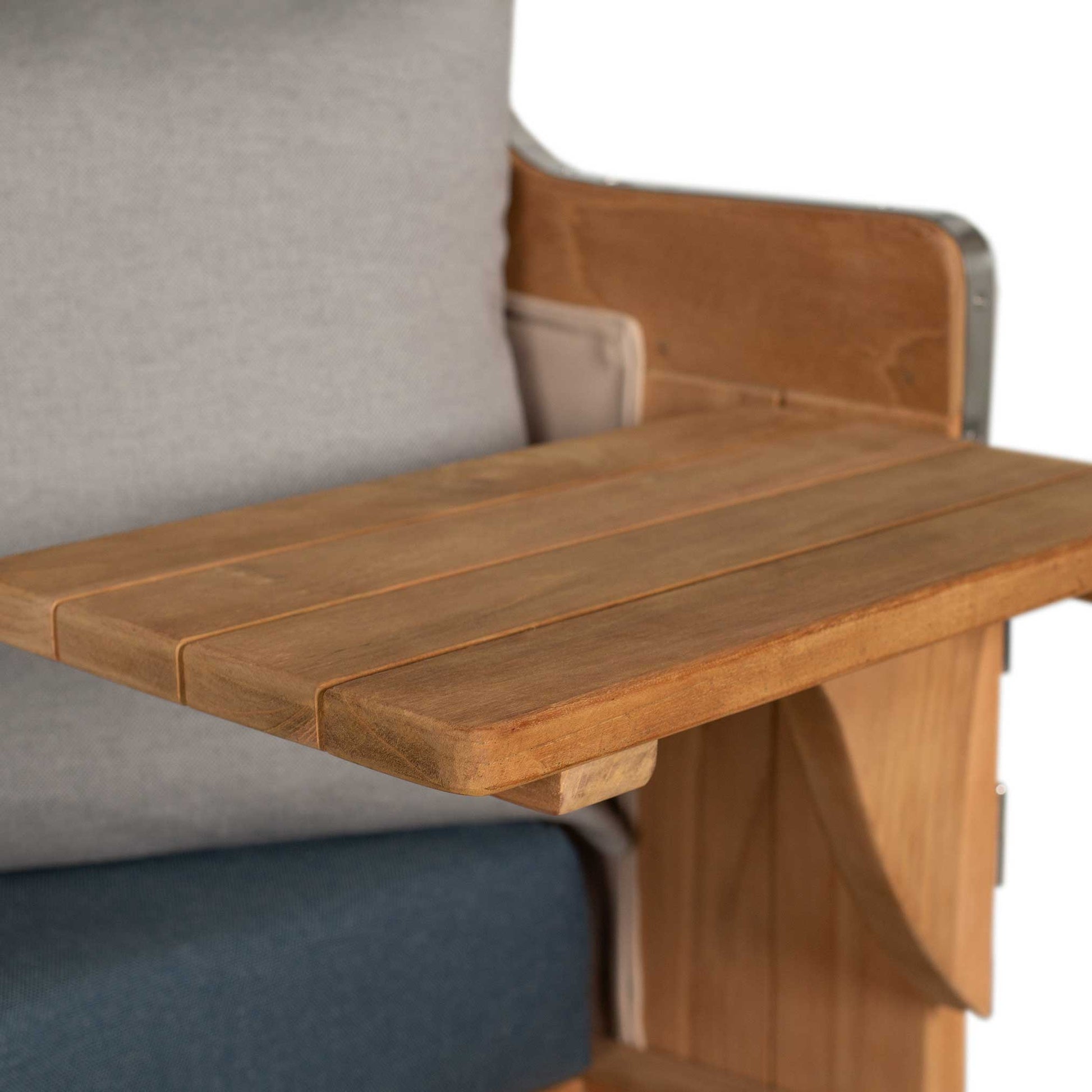 Detailansicht der Holzablage des Strandkorbs Mr. Deko Düne, elegant und funktional für gemütliche Stunden.