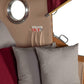 Detailansicht des Strandkorb Düne Grande mit Bullaugen, Kissen und eleganter Ausstattung in rot und beige.