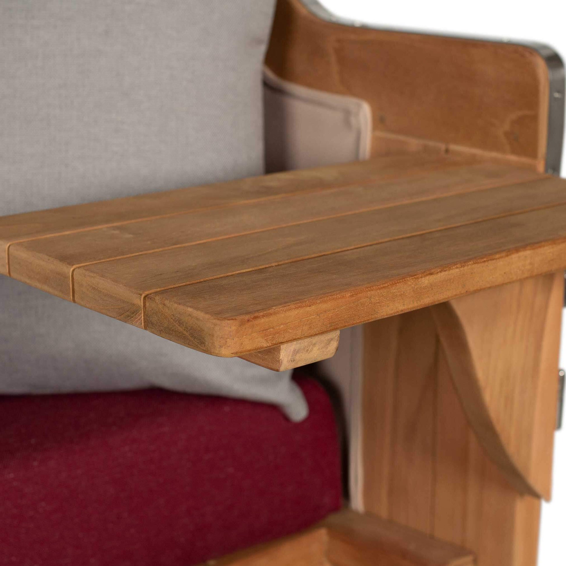 Detailansicht der Holzarmlehne des Strandkorb Düne Grande Teak PE banana 2,5-Sitzers mit Bullaugen