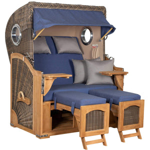 Strandkorb Mr. Deko Düne Grande 2,5 Sitzer mit Bullaugen, Teak-Holz und grauen Polstern.