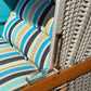 Strandkorb Sonnenpartner Modell Konsul silber mit türkis weiss ocean Streifenpolster und Holzdetails, Nahaufnahme der Sitzfläche