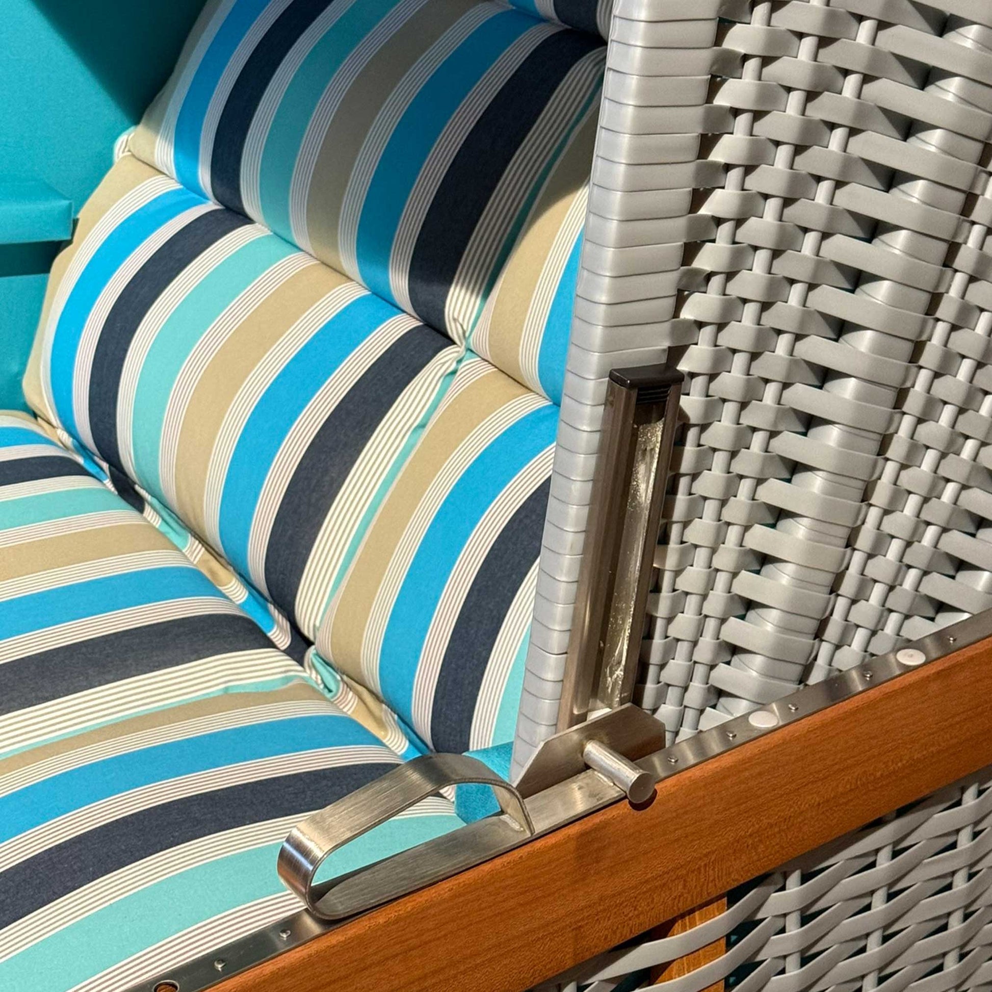 Strandkorb Sonnenpartner Modell Konsul silber mit türkis weiss ocean Streifenpolster und Holzdetails, Nahaufnahme der Sitzfläche
