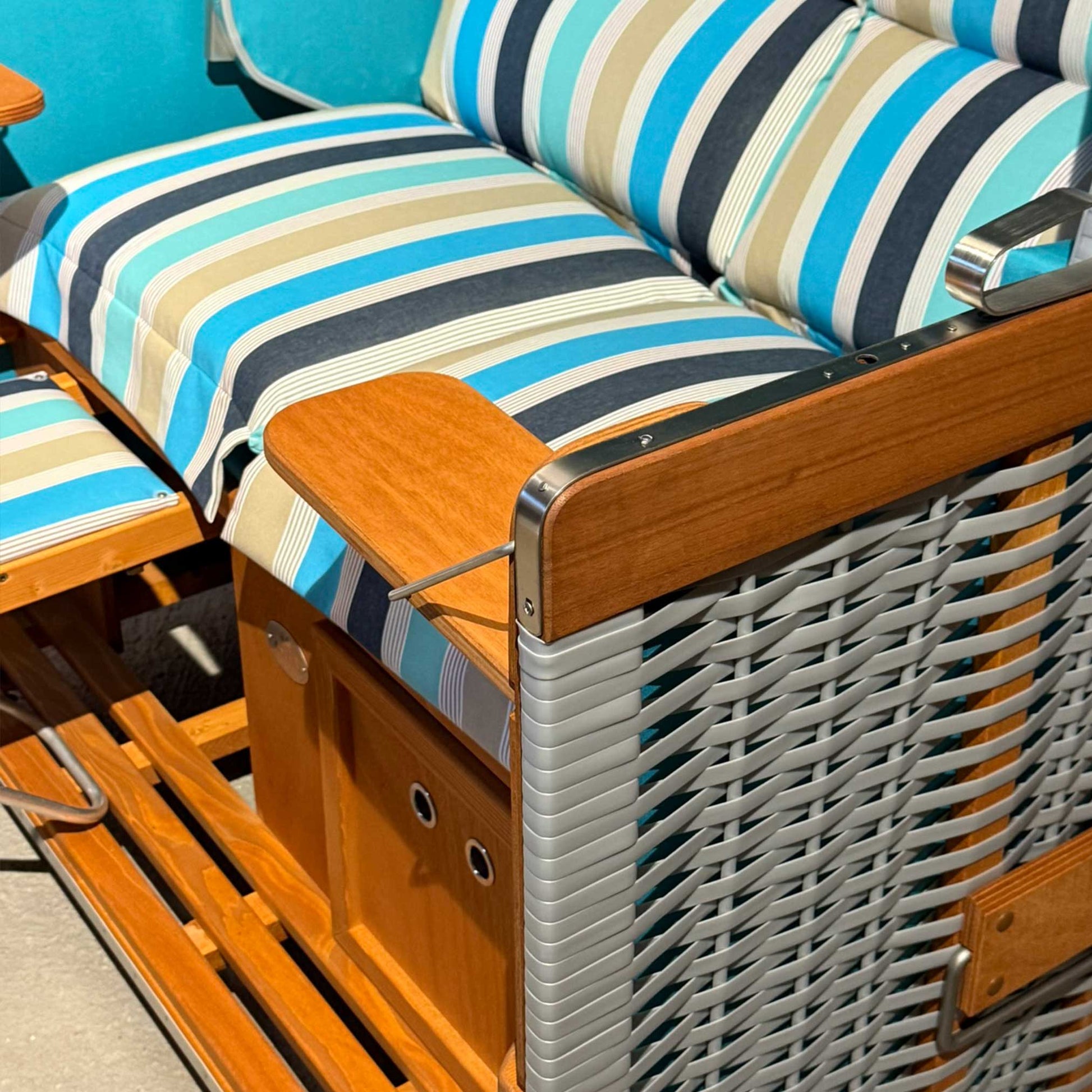 Strandkorb Sonnenpartner Konsul silber mit türkis weiss ocean Streifenpolster, Holz lasiert und PVC-Geflecht, Detailansicht Sitz und Fußrasten