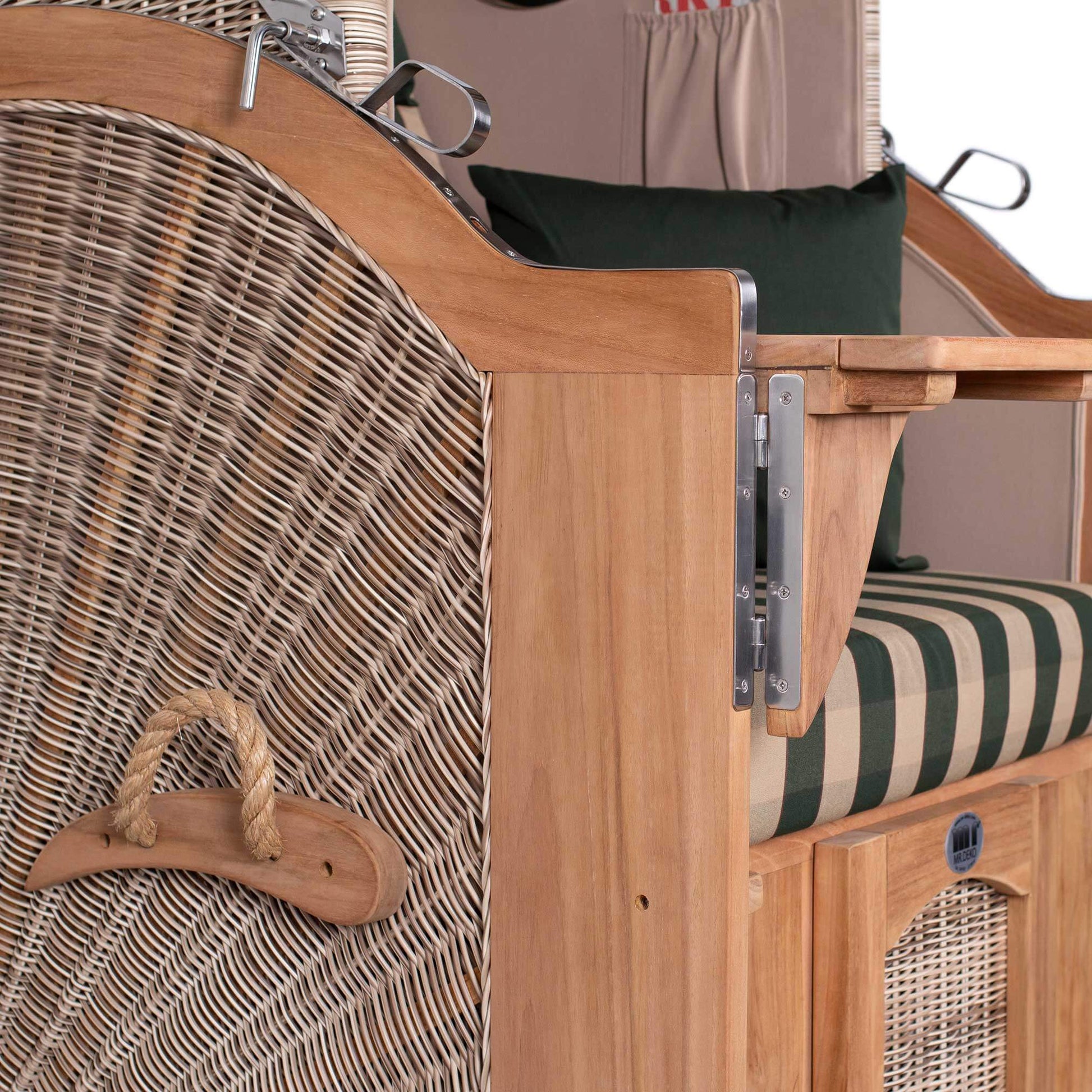 Strandkorb Mr. Deko Düne Bullaugen Teak PE-shell 1-Sitzer Seitenansicht mit Teakholz, Geflecht und grün gestreifter Polsterung