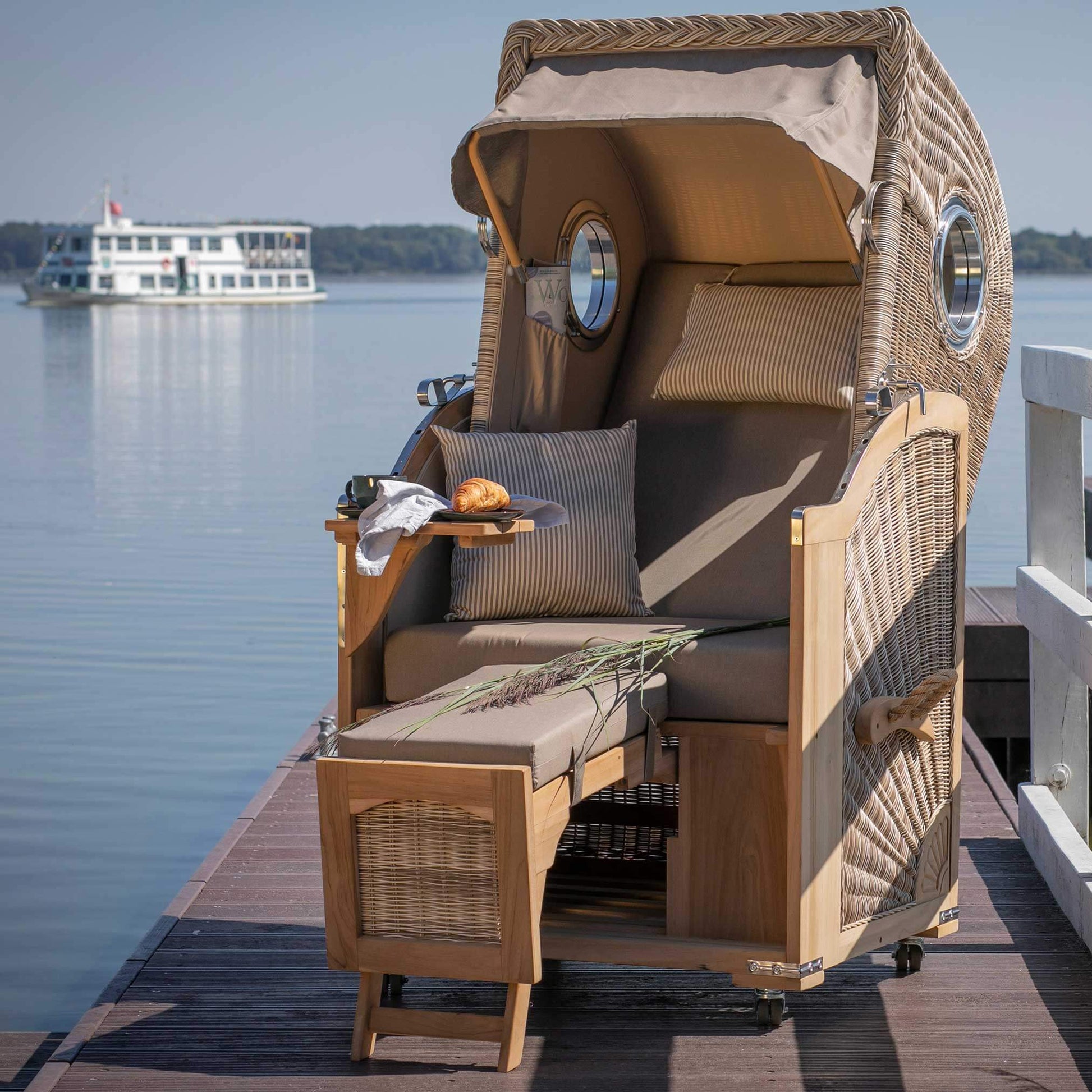 Strandkorb Mr. Deko Düne Bullaugen Teak PE-shell 1-Sitzer Dessin 534 auf Holzsteg am See