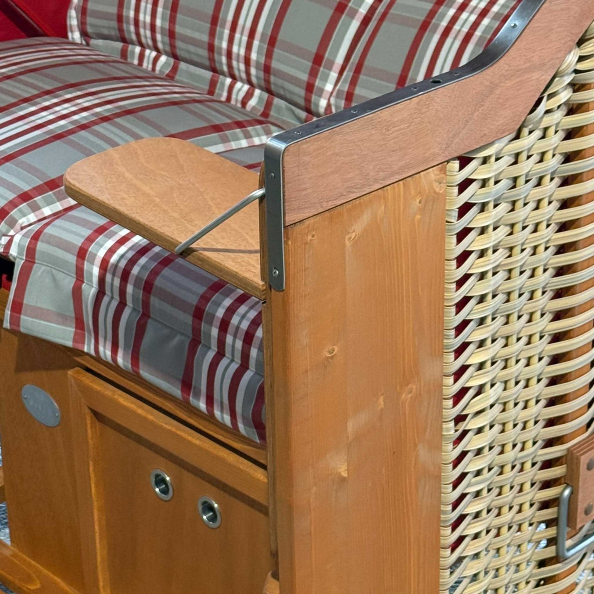 Detailansicht des Strandkorbs Sonnenpartner Modell Classic mit Kissen im Dessin Modena rot und Holzstruktur.