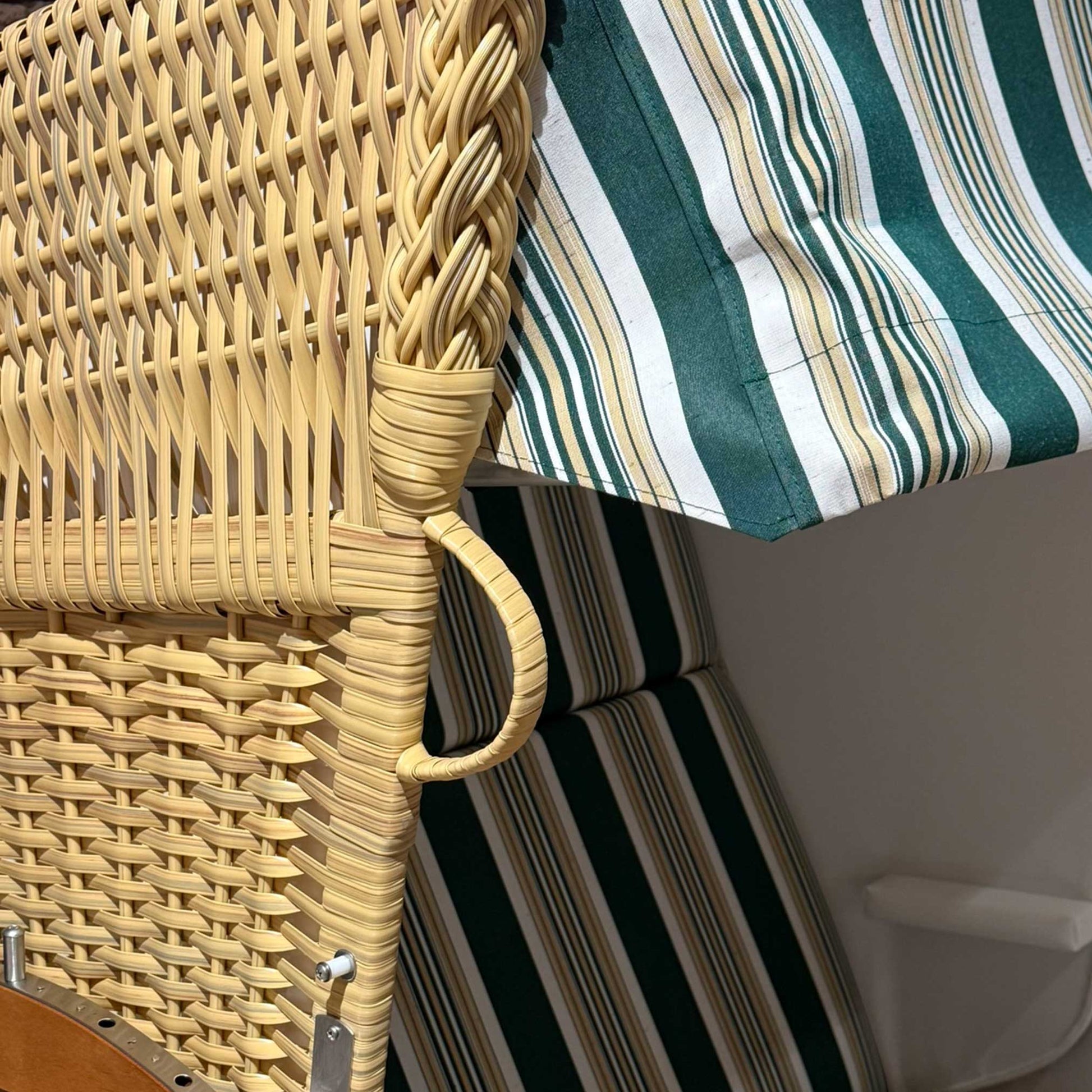 Strandkorb Sonnenpartner Classic 2-Sitzer Naturoptik mit grün gestreiftem Dessin 14, Detail von Geflecht und Polsterung