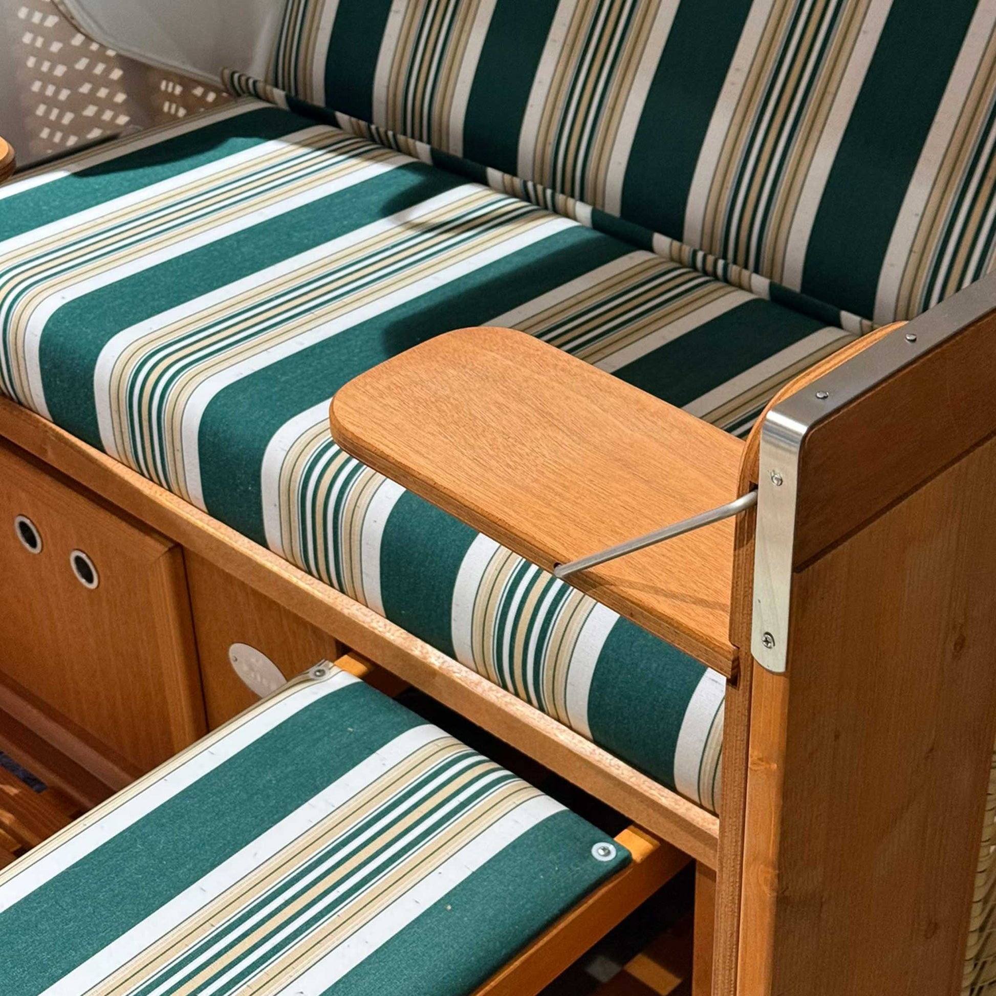 Strandkorb Classic 2-Sitzer grün mit Naturoptik-Geflecht, verstellbarer Fußstütze und Klapptisch, Detailansicht der Polsterung