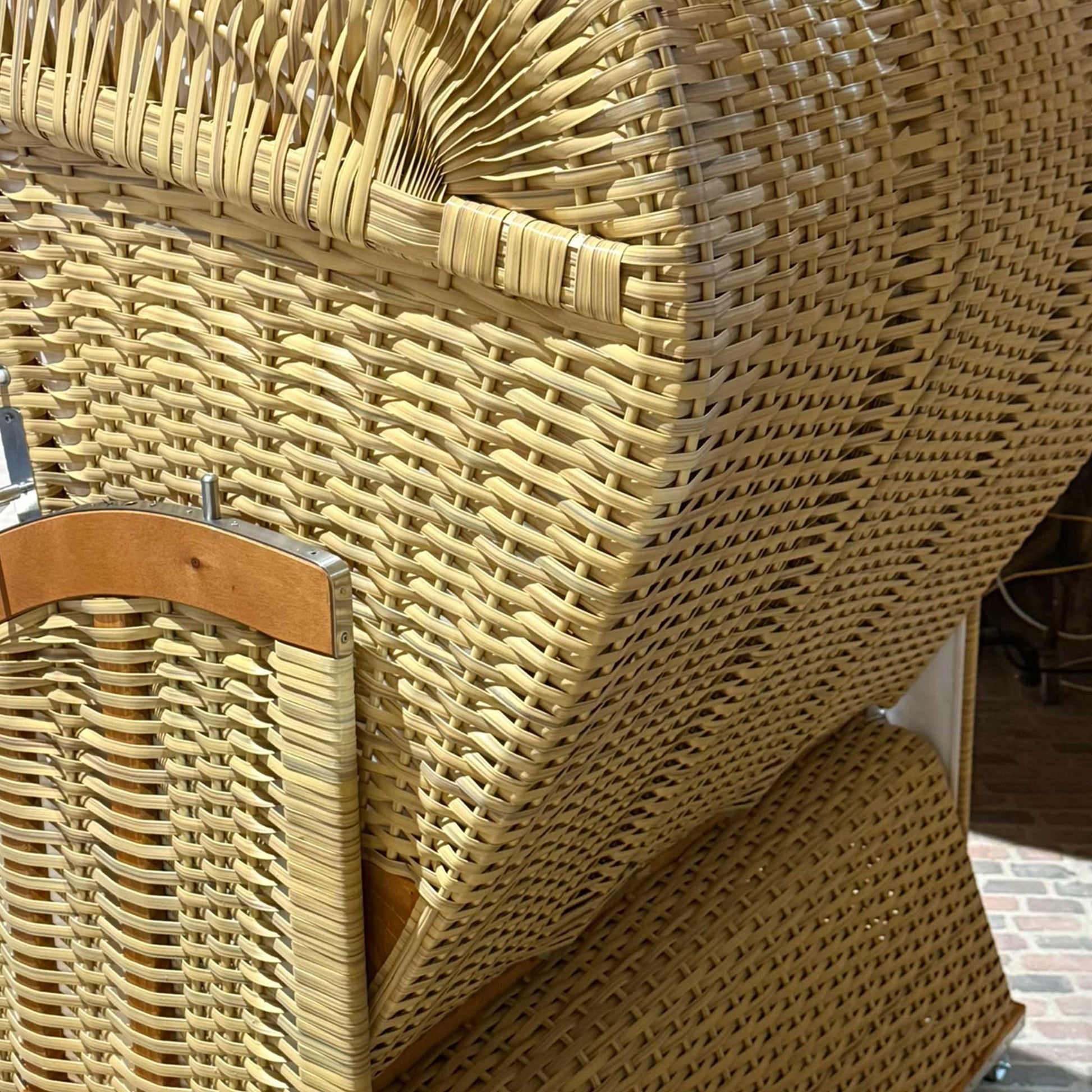 Geflecht-Rückseite vom Strandkorb Sonnenpartner Classic 2-Sitzer in Naturoptik, Detailansicht der robusten Korbverarbeitung