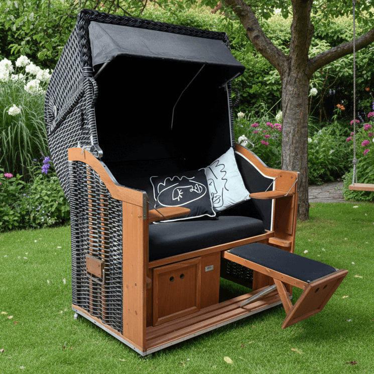 Strandkorb Sonnenpartner Modell Classic schwarz-weiss Geflecht mit lasiertem Holz und Sonderstoff schwarz im Garten mit Fußstütze