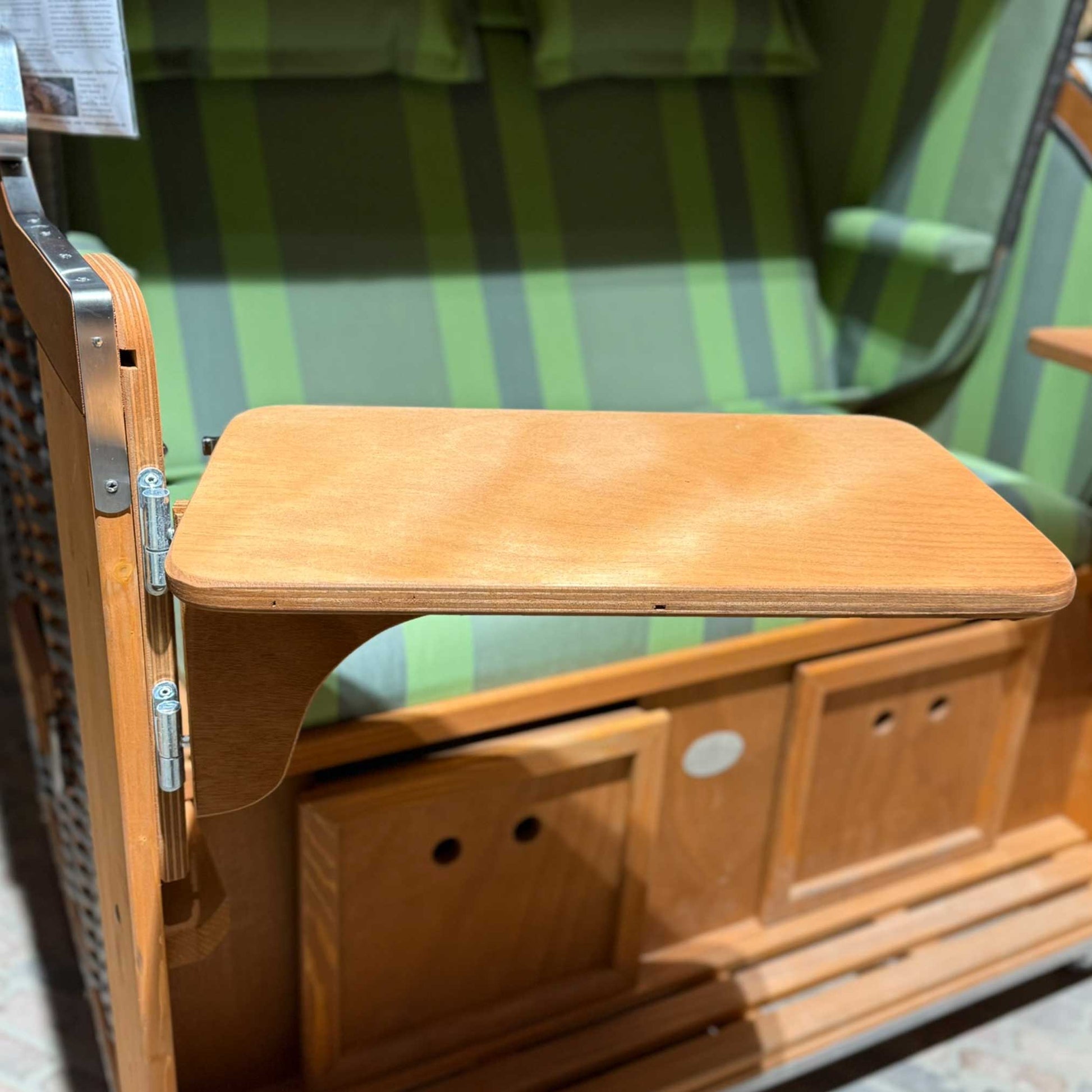 Schwenkbarer Bistrotisch aus Holz am Strandkorb montiert, passendes Nachrüstset für Sonnenpartner Strandkorb Modelle